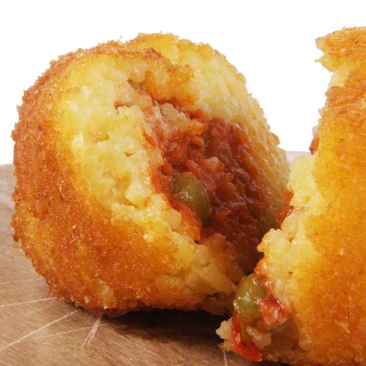 Street food Truck siciliano propone Arancini siciliani al ragù di carne e piselli