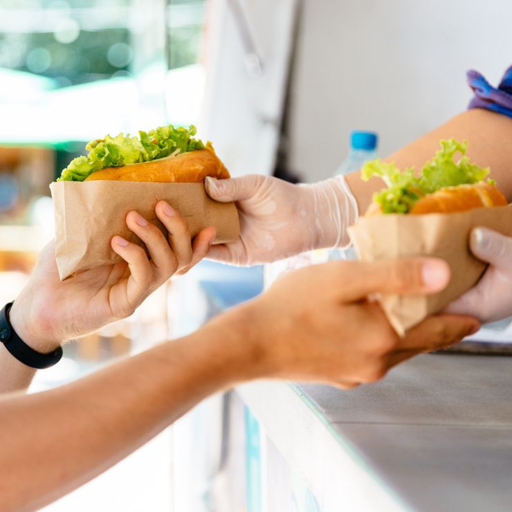 Aquisto di due hot dog in un food truck